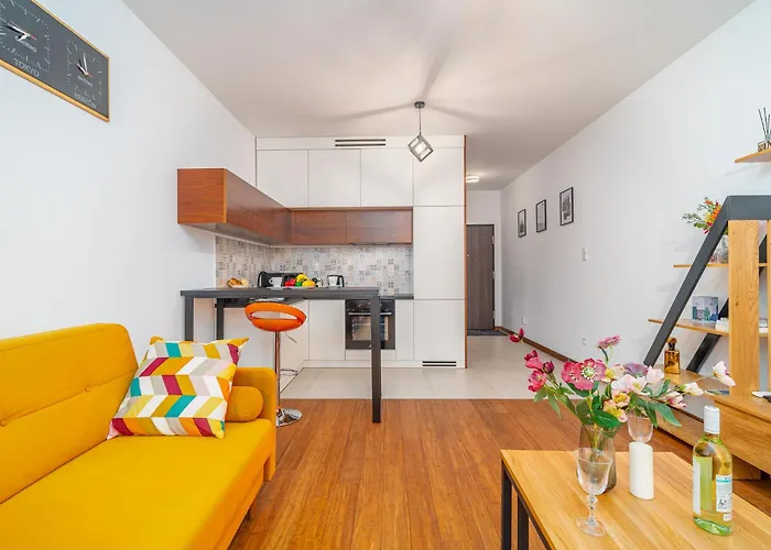 Air Con 10th Floor Balcony Apartment *